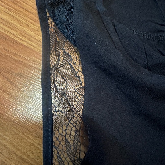 Versatile sharp black ASTR blouse. Size M - Picture 4 of 9